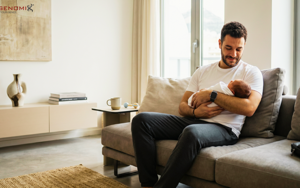 Άνδρας κρατά νεογέννητο μωρό στον καναπέ, σε ζεστό οικογενειακό περιβάλλον